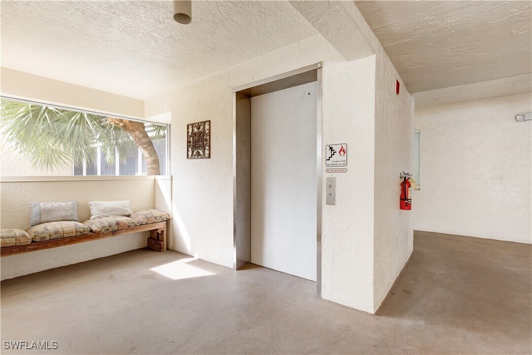 15171 Cedarwood Ln in Naples, FL - Building Photo