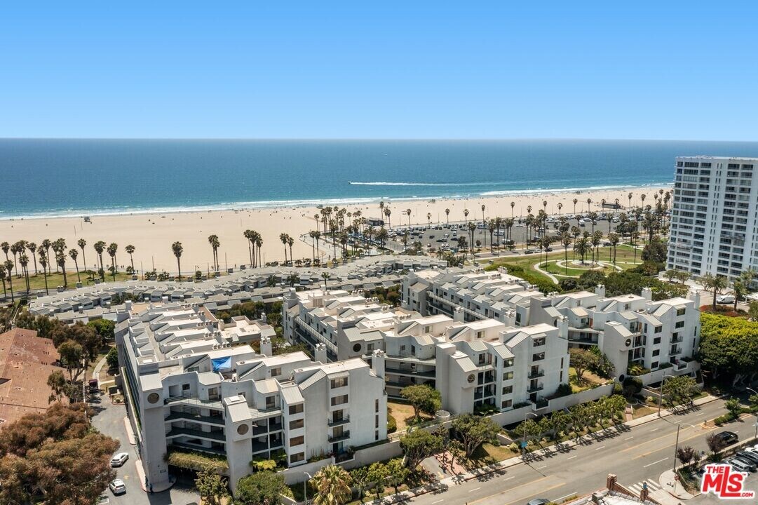 2960 Neilson Wy in Santa Monica, CA - Building Photo