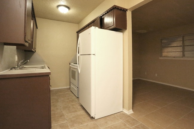 Lane Stone Apartments in Lawton, OK - Foto de edificio - Building Photo