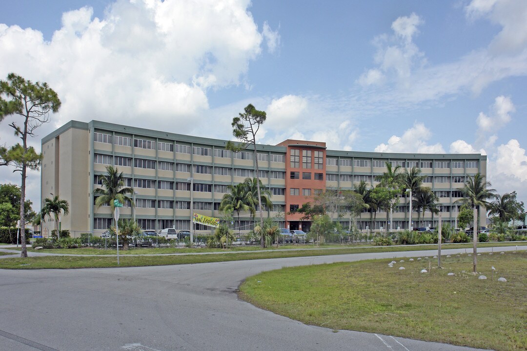 Richmond Pine in Miami, FL - Foto de edificio