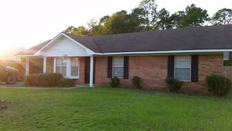 1088 Desert Shield St in Hinesville, GA - Building Photo
