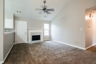 7719 Briar Forest Ln in Riverdale, GA - Foto de edificio - Building Photo