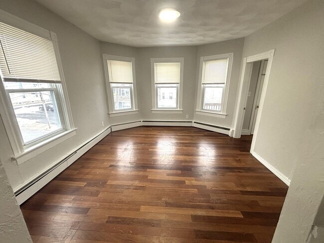 579 Willow St, Unit Unit #3F in Woonsocket, RI - Foto de edificio - Building Photo