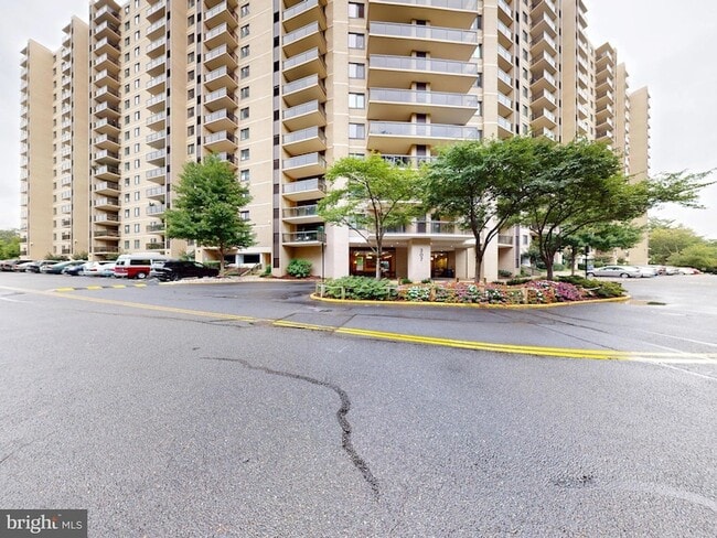 307 Yoakum Pkwy, Unit 1215 in Alexandria, VA - Building Photo - Building Photo