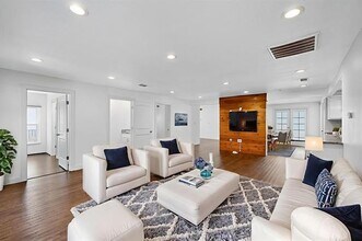 8919 San Fernando Way in Dallas, TX - Building Photo - Building Photo