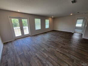 5475 Merlin in Milton, FL - Foto de edificio - Building Photo