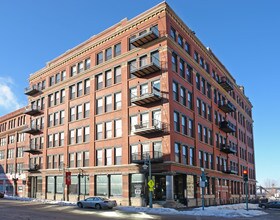 Riverwalk Plaza in Milwaukee, WI - Building Photo - Building Photo