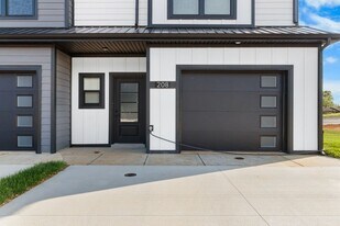 208 Jonathan Wade Prvt Cir in Clarksville, TN - Building Photo