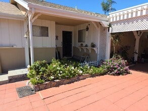 2493 Los Feliz Dr in Thousand Oaks, CA - Foto de edificio - Building Photo