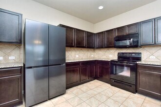 132 Denton Dr in Hutto, TX - Building Photo - Building Photo