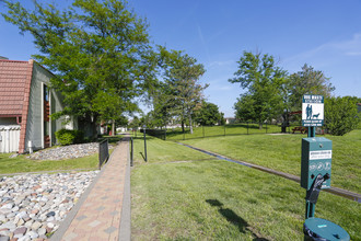 Aragon Apartments in Wichita, KS - Foto de edificio - Building Photo