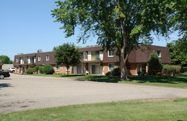 Chalet Apartments in Edina, MN - Foto de edificio - Building Photo