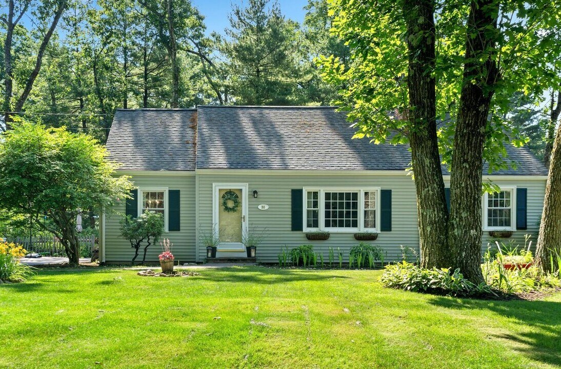 38 Barry Ln in Simsbury, CT - Building Photo