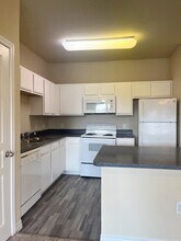 Refugio Place in San Antonio, TX - Building Photo - Building Photo