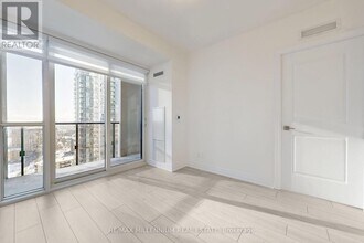 30 Elm Dr W in Mississauga, ON - Building Photo - Building Photo