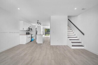 309 NW 7th Ct in Hallandale Beach, FL - Building Photo - Building Photo