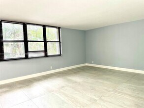 20350 W Country Club Dr in Aventura, FL - Building Photo - Building Photo