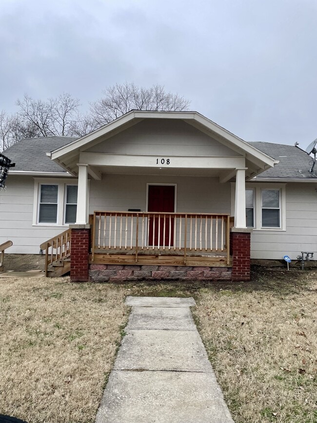 property at 108 S Hawthorne Ave