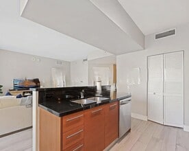 253 NE 2nd St, Unit 2202 in Miami, FL - Building Photo - Building Photo