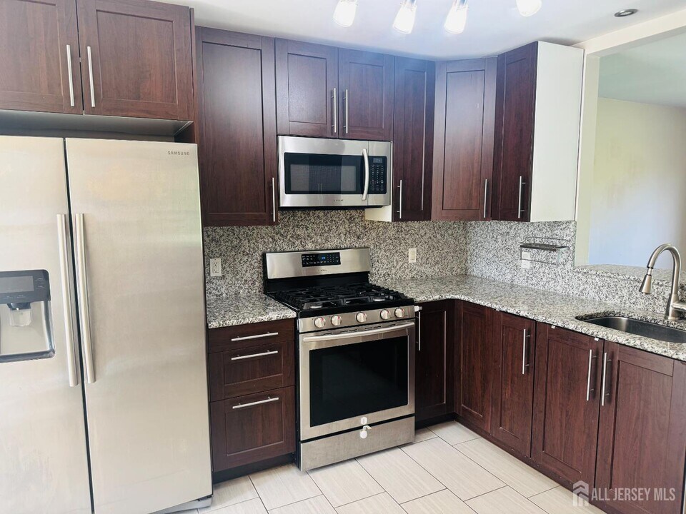 171 Nebula Rd in Piscataway, NJ - Building Photo