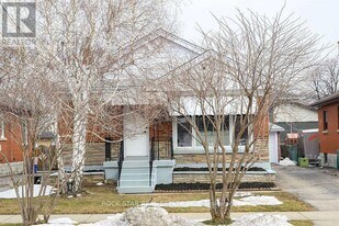 919 Brucedale Ave E in Hamilton, ON - Building Photo