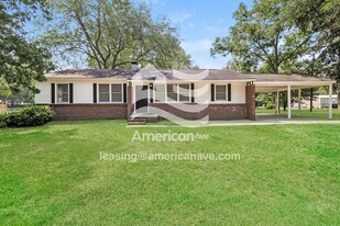 883 Medfield Rd in Lugoff, SC - Building Photo