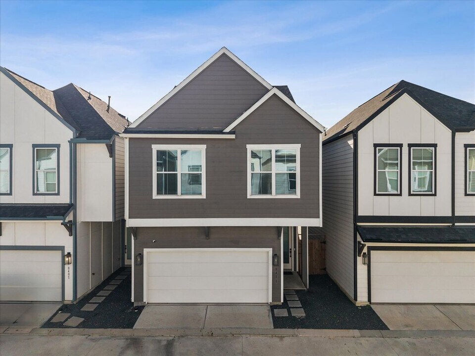 8411 Berry Brush Ln in Houston, TX - Building Photo
