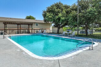 Ridge & Parkdale Apartments in White Settlement, TX - Foto de edificio - Building Photo