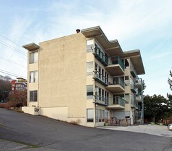 1758 Dexter Ave N in Seattle, WA - Foto de edificio - Building Photo