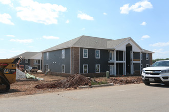 Fox River Estates - Phase II in Willard, MO - Foto de edificio - Building Photo