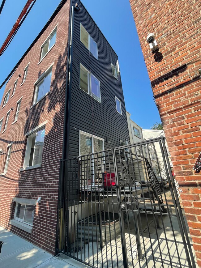 1325 Rodman St, Unit 2 in Philadelphia, PA - Foto de edificio - Building Photo