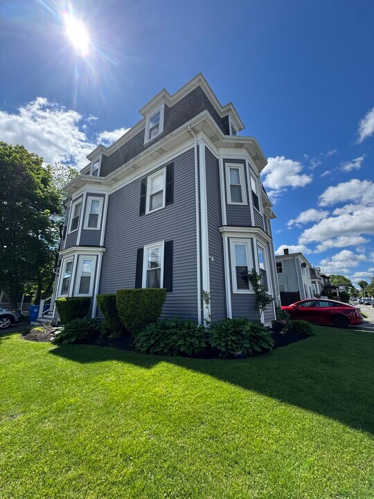 23 Walnut St, Unit 4 in Waltham, MA - Foto de edificio