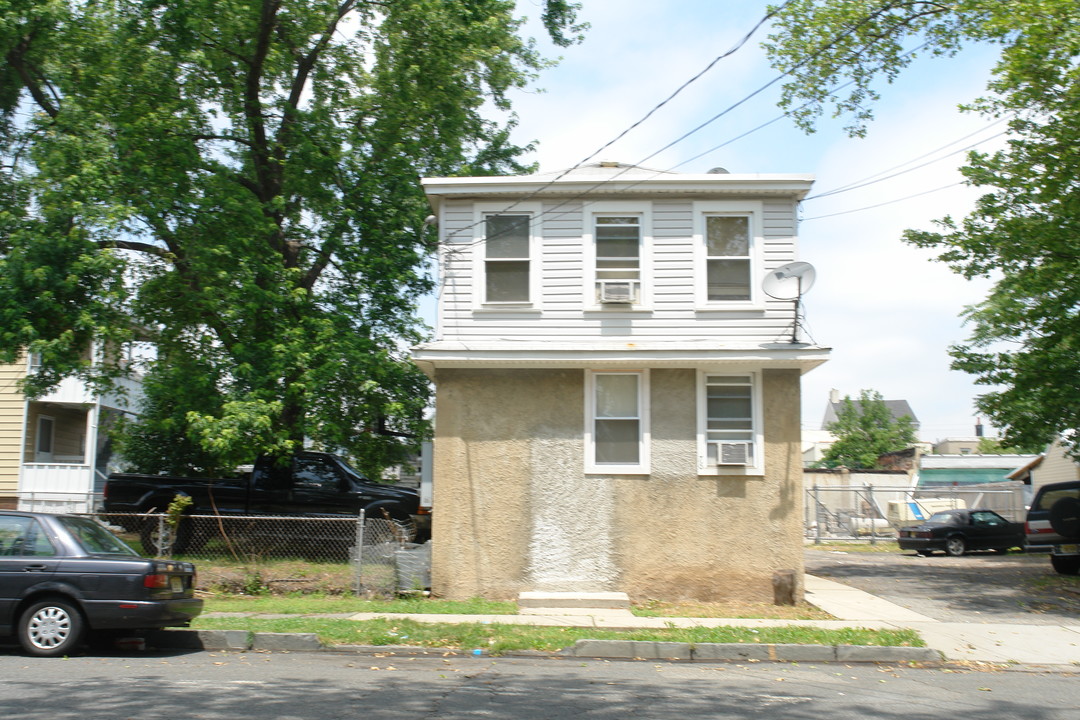 76 Broad St in Perth Amboy, NJ - Building Photo