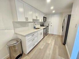 18081 Biscayne Blvd in Aventura, FL - Building Photo