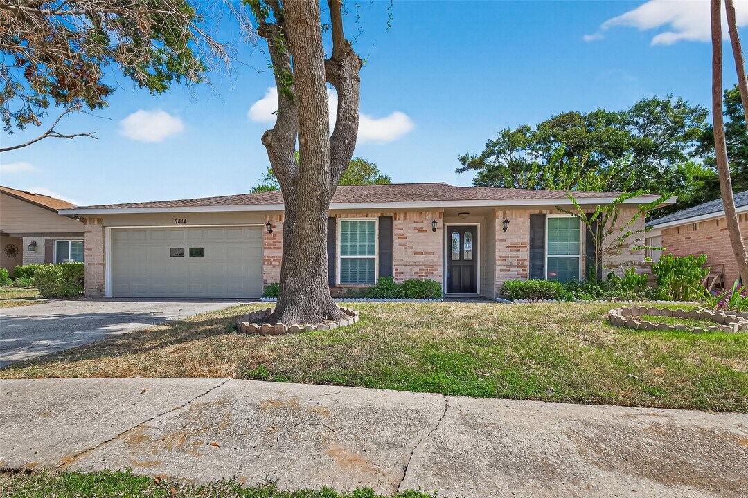 7414 Breccia Dr in Houston, TX - Building Photo