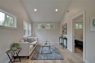 2202 E 10th St in Austin, TX - Building Photo - Building Photo