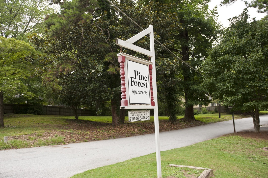 Pine Forest Apartments in Pine Lake, GA - Foto de edificio