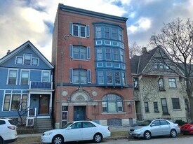 815 E Knapp St in Milwaukee, WI - Building Photo