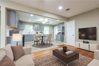 4139 Lumberdale Rd in Houston, TX - Building Photo - Building Photo