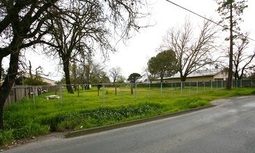 4048 Sebastopol Rd in Santa Rosa, CA - Foto de edificio - Building Photo