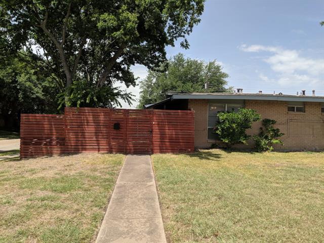 701 Royal Crest Dr in Richardson, TX - Building Photo