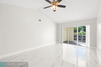 9833 Westview Dr in Coral Springs, FL - Foto de edificio - Building Photo