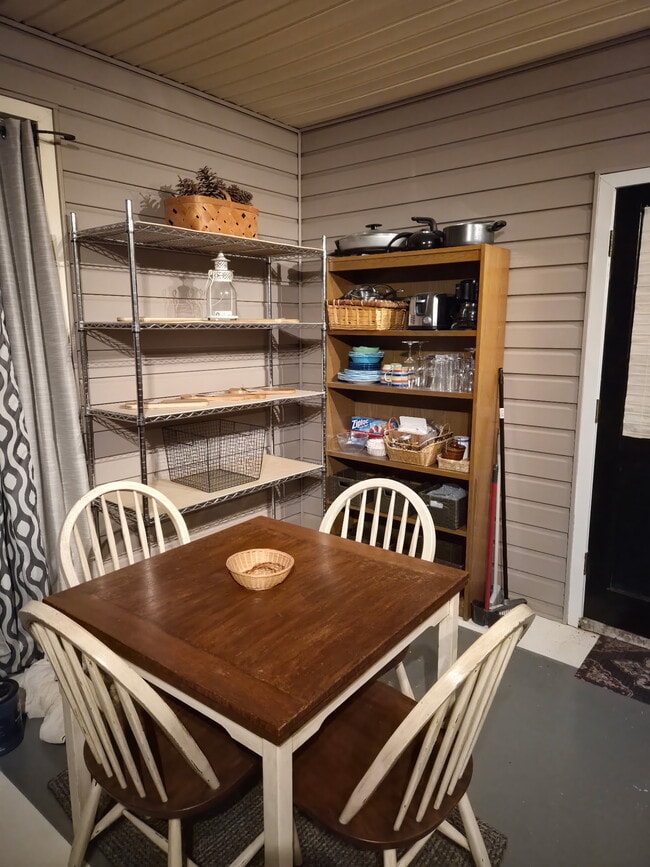 7 Canterbury Ct SE, Unit Studio Apartment