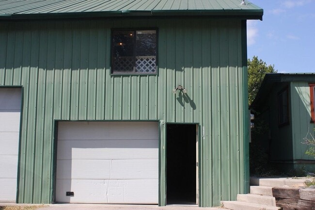 property at 1221.5 E Lewis St