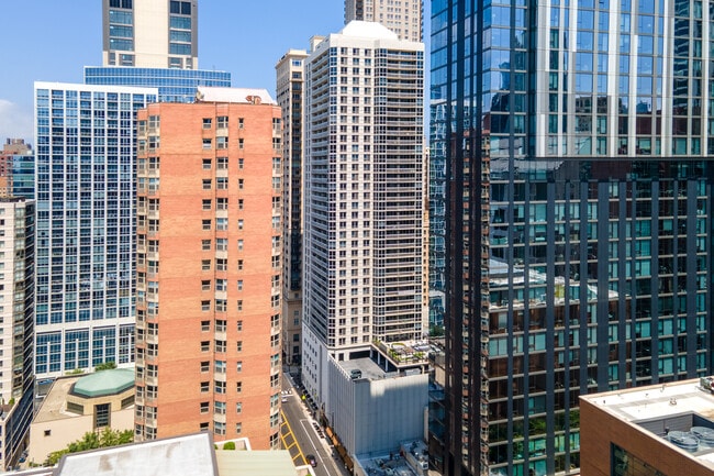One East Delaware in Chicago, IL - Foto de edificio - Building Photo
