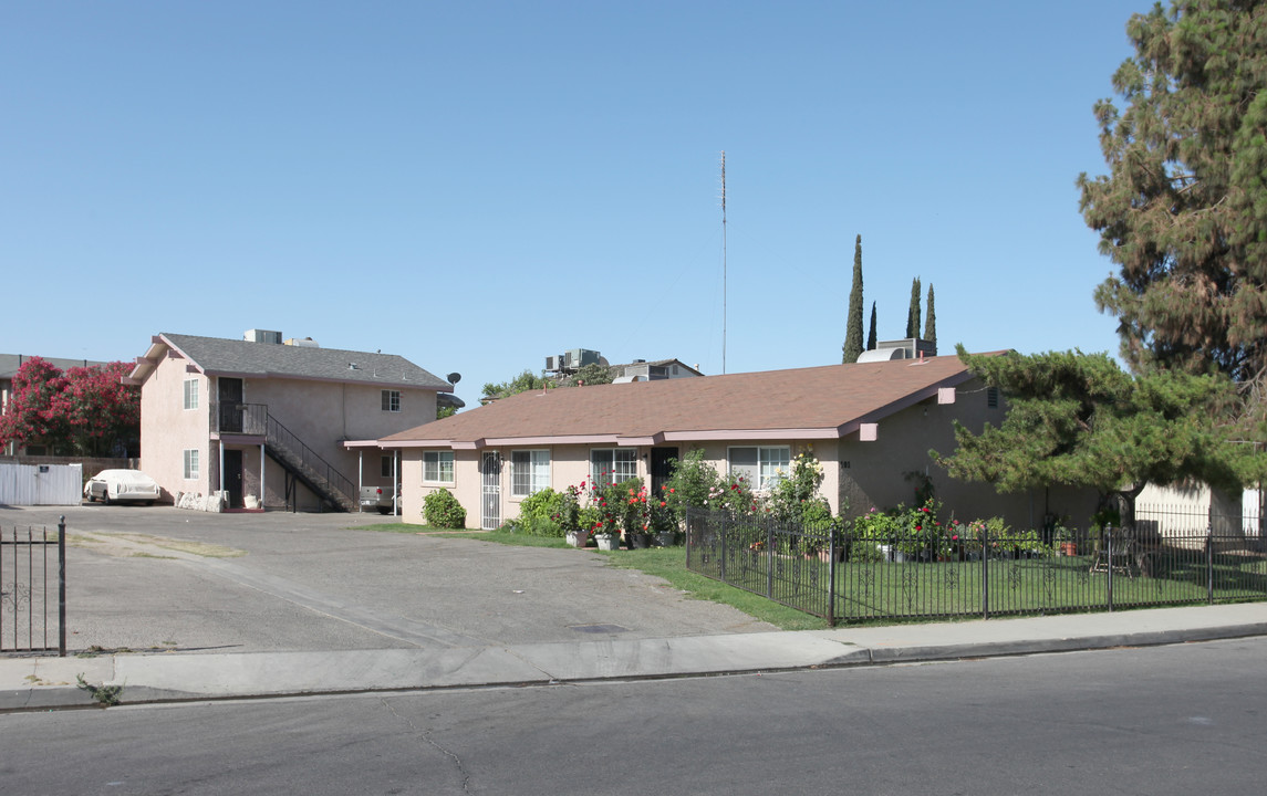 123 E Hazelwood Dr in Lemoore, CA - Building Photo