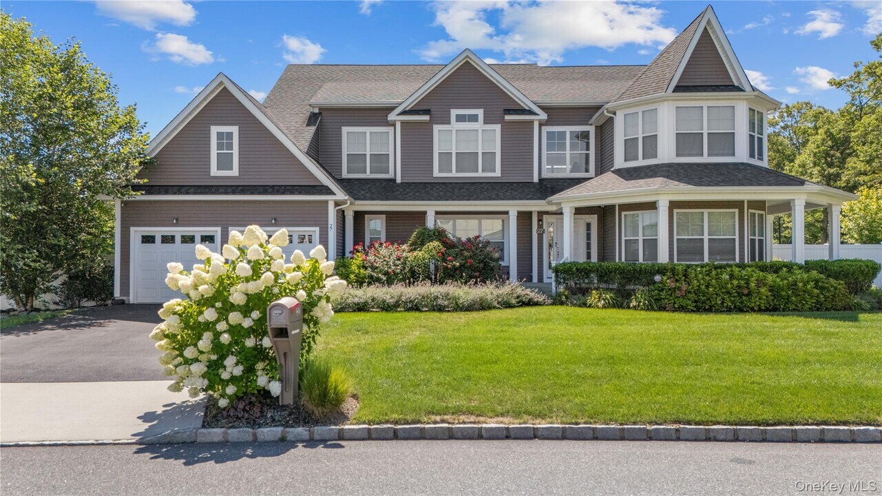 27 Lilac Ln in Ridge, NY - Building Photo