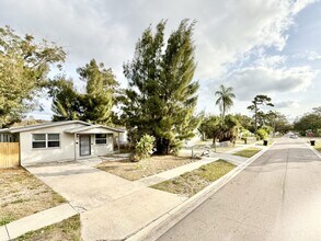 4327 14th Ave S in St. Petersburg, FL - Foto de edificio - Building Photo