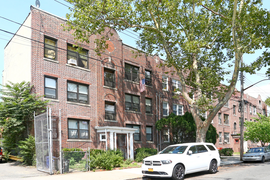 8644 123rd St in Richmond Hill, NY - Building Photo