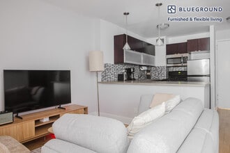 301 E 47th St in New York, NY - Building Photo - Building Photo